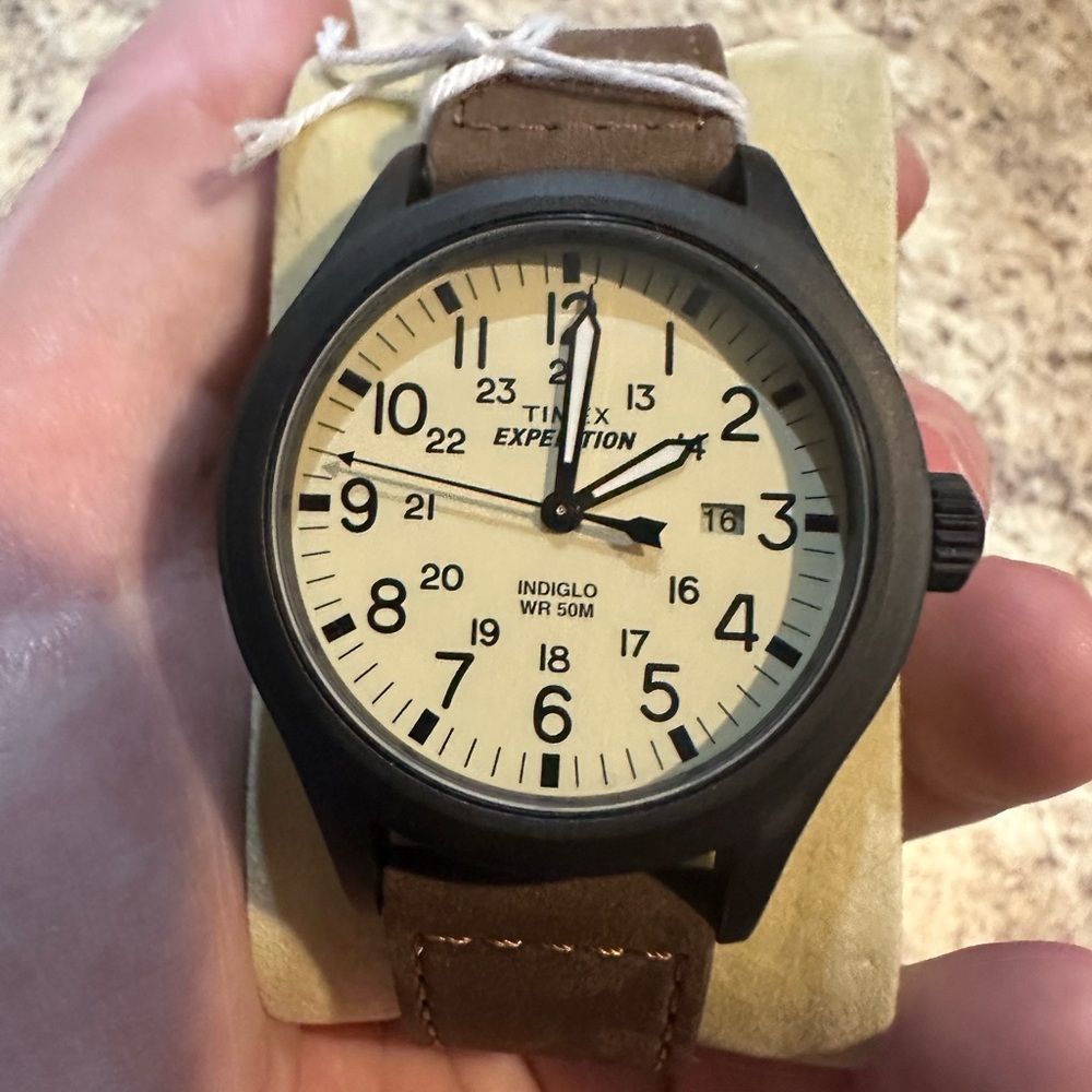 Timex Expedition with Cream Dial and Brown Strap. Indiglo WR 50M.
